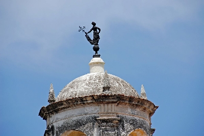 Крепость де-ла-Реаль-Фуэрса (музей оружия) и символ Гаваны Хиральдилья