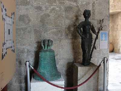 Крепость де-ла-Реаль-Фуэрса (музей оружия) и символ Гаваны Хиральдилья